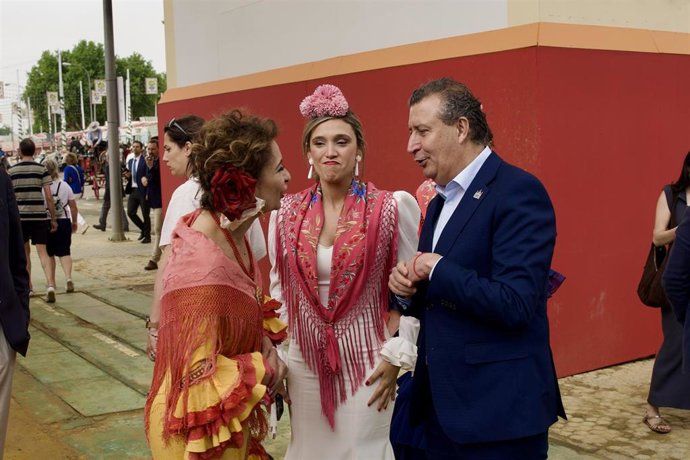 La secretaria general del PSOE-A, María Jesús Montero (i), junto al presidente de la Diputación, Javier Fernández y la portavoz parlamentaria socialista, María Márquez, este martes de Feria con ocasión de distinas recepciones.