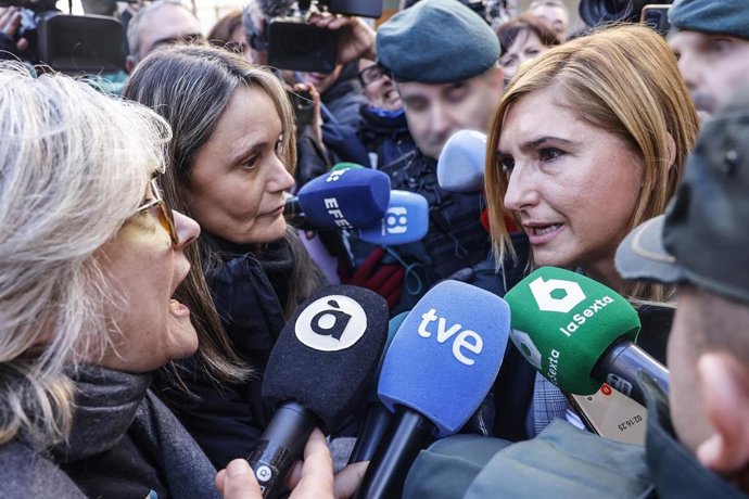 Archivo - La exconsellera de Justicia i Interior de la Generalitat Valenciana Salomé Pradas (d), habla con la presidenta de Associació Víctimes Mortals DANA 29-O, Rosa María Álvarez (i), a su salida de los juzgados de Catarroja, a 12 de enero de 2026, en 