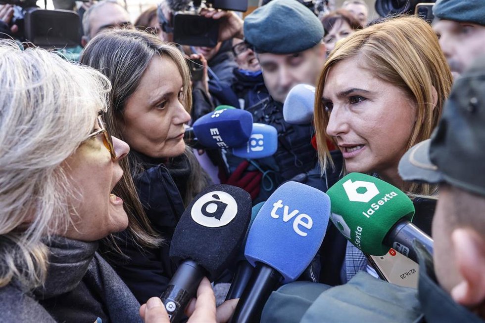 Archivo - La exconsellera de Justicia i Interior de la Generalitat Valenciana Salomé Pradas (d), habla con la presidenta de Associació Víctimes Mortals DANA 29-O, Rosa María Álvarez (i), a su salida de los juzgados de Catarroja, a 12 de enero de 2026, en