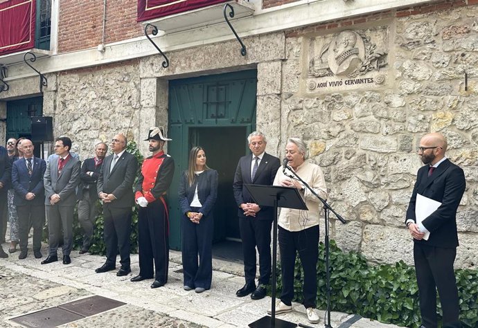 El actor Carlos Pinedo lee un fragmento de 'El Quijote' en el acto institucional por el Día del Libro y el aniversario de Miguel de Cervantes.