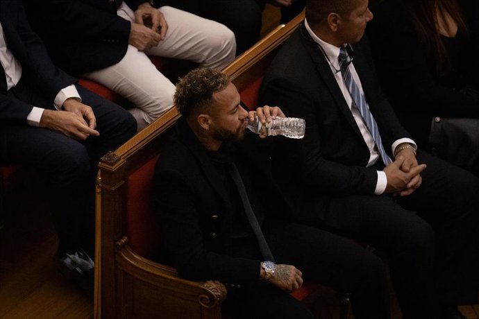 Archivo - El delantero del Paris Saint-Germain Neymar Da Silva durante el juicio por el ‘caso Neymar 2’, en la Audiencia de Barcelona, a 17 de octubre de 2022, en Barcelona, Catalunya (España)