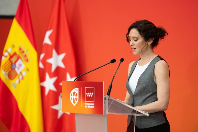 A presidente da Comunidade de Madri, Isabel Díaz Ayuso, durante a assinatura de um acordo, na Real Casa de Postas, em 21 de abril de 2026, em Madri (Espanha). A Federação Espanhola de Basquete (FEB) e a Comunidade de Madri assinaram hoje um acordo