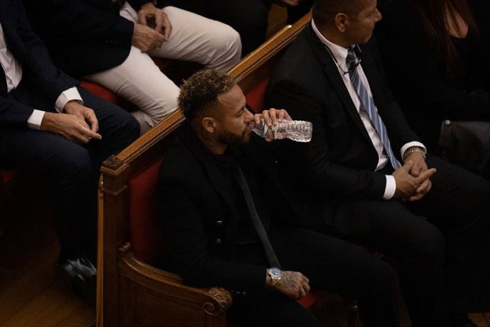 Archivo - El delantero del Paris Saint-Germain Neymar Da Silva durante el juicio por el ‘caso Neymar 2’, en la Audiencia de Barcelona, a 17 de octubre de 2022, en Barcelona, Cataluña (España). El futbolista Neymar se enfrenta a una petición de condena de 