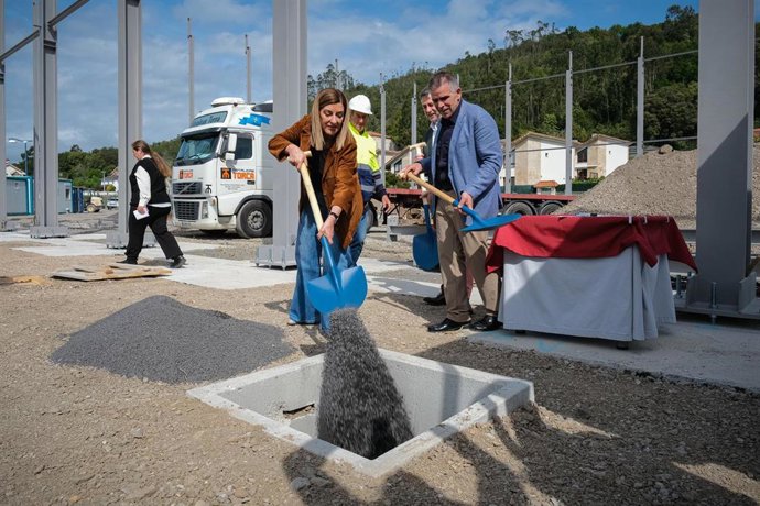 La presidenta de Cantabria coloca la primera piedra del polideportivo de Argoños