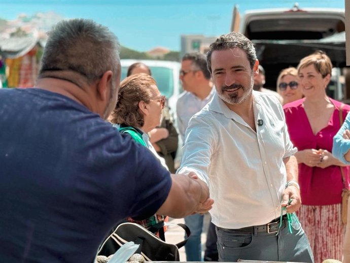 El secretario general del PP de Málaga y candidato a las elecciones autonómicas del 17 de mayo, José Ramón Carmona, en un reparto informativo