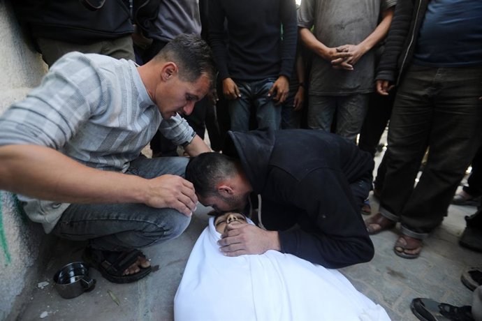 22 de abril de 2026, Cidade de Gaza, Faixa de Gaza, Território Palestino: Palestinos se despedem do corpo de um cidadão no Hospital Al-Shifa, na Cidade de Gaza, morto em um ataque com drone israelense que tinha como alvo um grupo de civis em Jabalia, no n