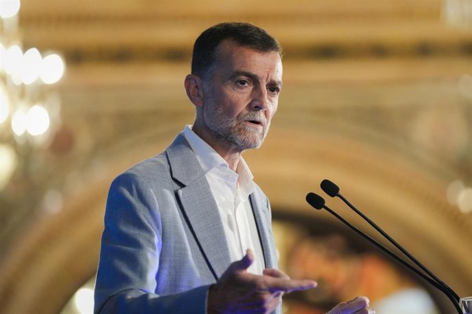 El candidato de Por Andalucía a la Presidencia de la Junta, Antonio Maíllo, participa en un desayuno informativo en Sevilla
