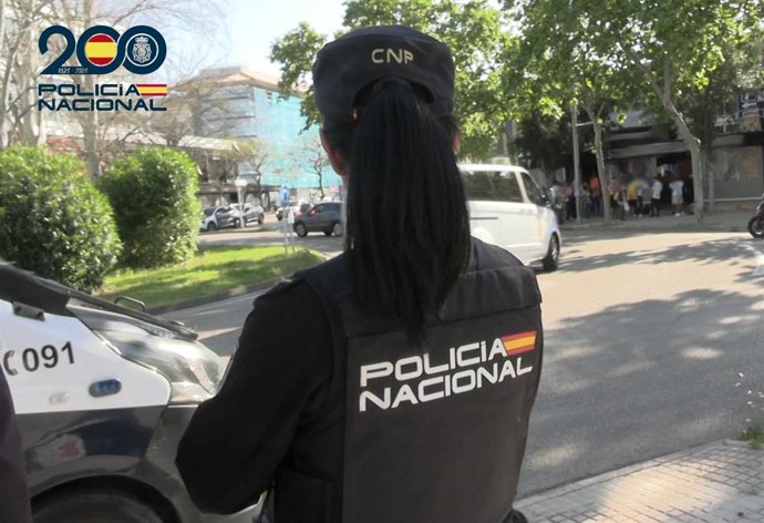 Un agente de la Policía Nacional, de espaldas, en Palma.