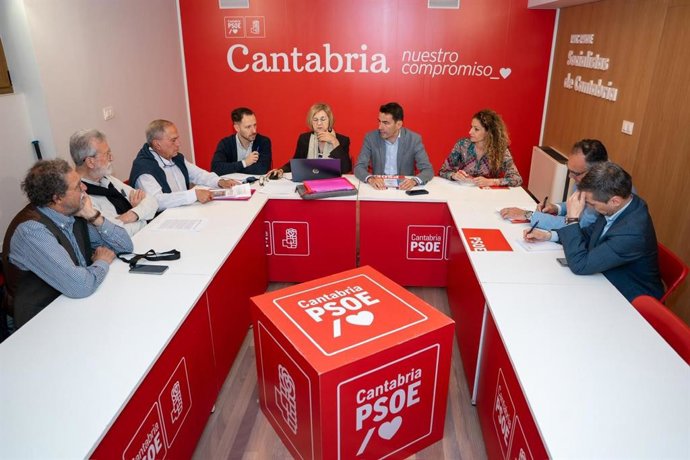 Casares, reunido con la Plataforma en defensa de la Sanidad Pública de Cantabria este miércoles.