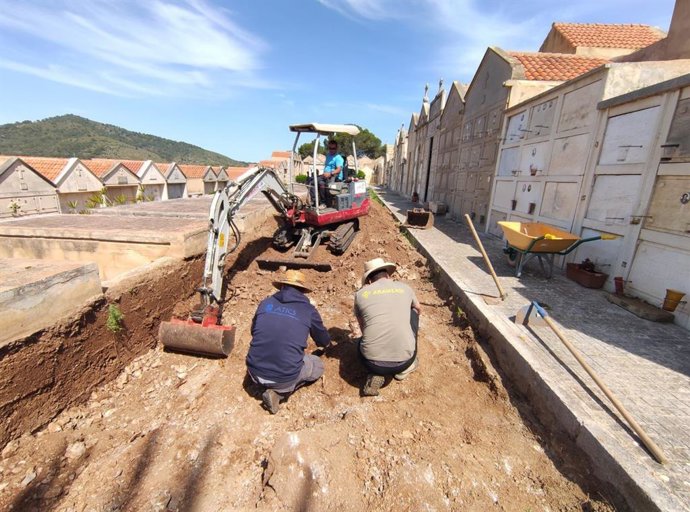 Comienzan lo trabajos de excavación de dos fosas en el cementerio de Son Servera.