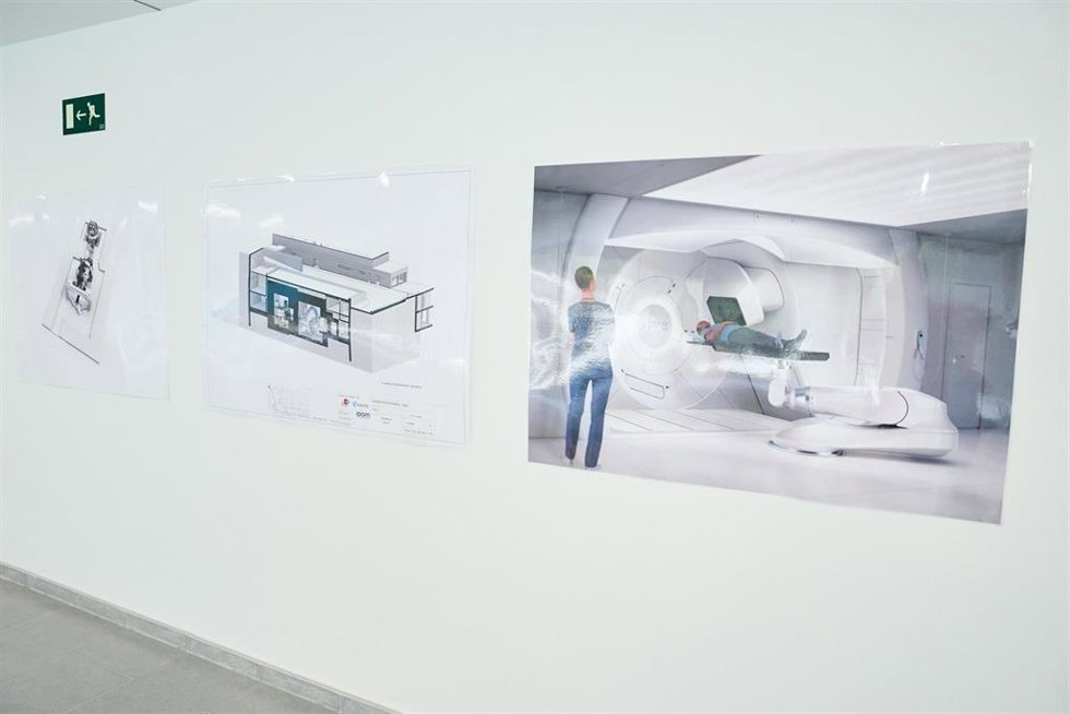 Archivo - Visita a la futura unidad de protonterapia de Valdecilla.- Archivo