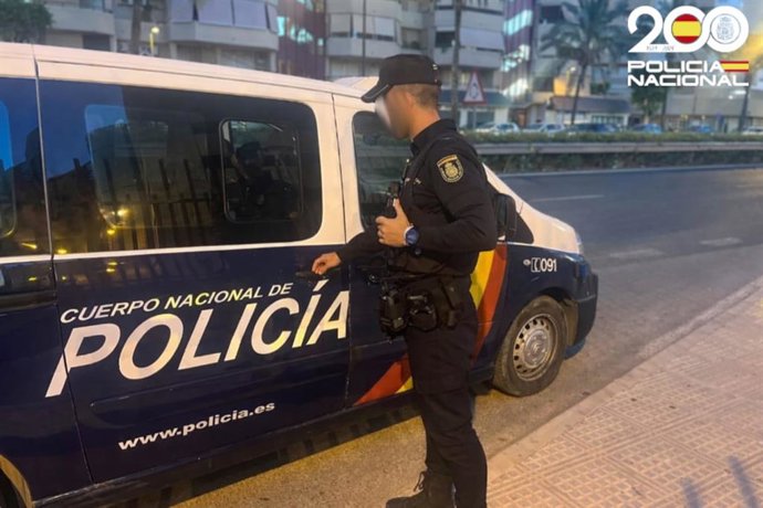 Un agente de la Policía Nacional en Palma.