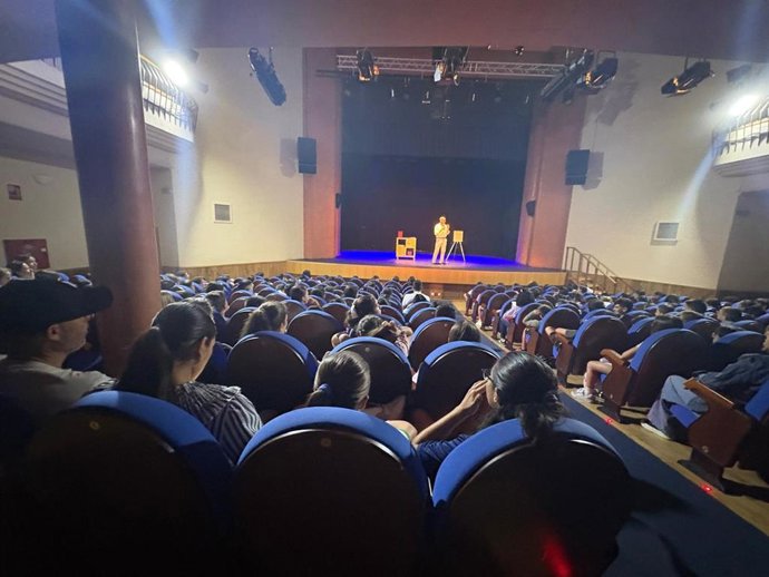 Medio millar de escolares alcalareños se adentran en la literatura clásica a través de la magia.
