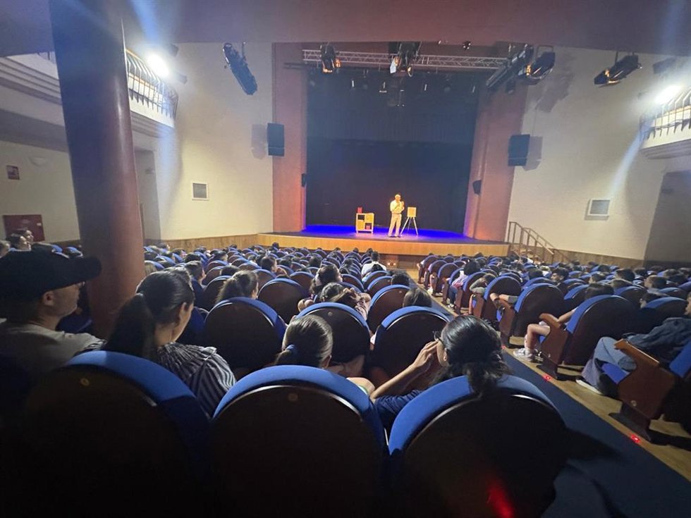 Medio millar de escolares alcalareños se adentran en la literatura clásica a través de la magia.