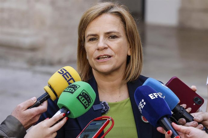 La delegada del Gobierno en la Comunitat Valenciana, Pilar Bernabé, atiende a los medios (imagen de archivo)