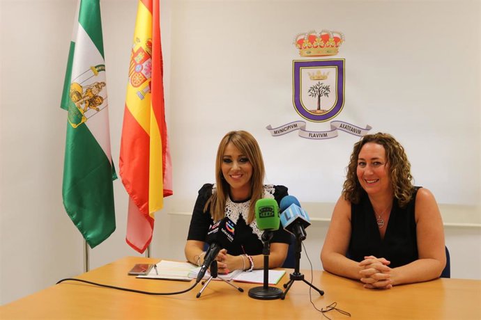 Archivo - La concejala del Consistorio de Lora del Río (Sevilla), Sandra Pérez, en imagen de archivo. 