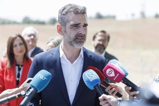 El consejero de Agricultura, Pesca, Agua y Desarrollo Rural, Ramón Fernández-Pacheco, atiende a los medios durante la visita a las obras de la agrupación de vertidos del barrio El Fargue. 