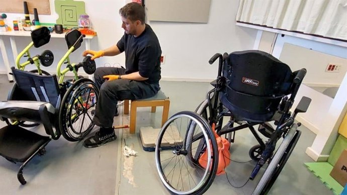 Un mecánico trabaja en la reparación de una silla de ruedas en la residencia de Son Güells.