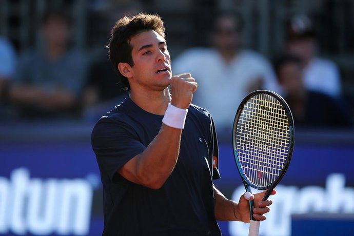 Tenis, Cristian Garin vs Sebastian Baez El tenista Crisitan Garin de Chile celebra el punto en contra de Sebastian Baez de Argentina por el ATP 250 de Santiago  2024 en el Club Deportivo San Carlos de Apoquindo en Santiago, Chile. 26/02/2026 Felipe
