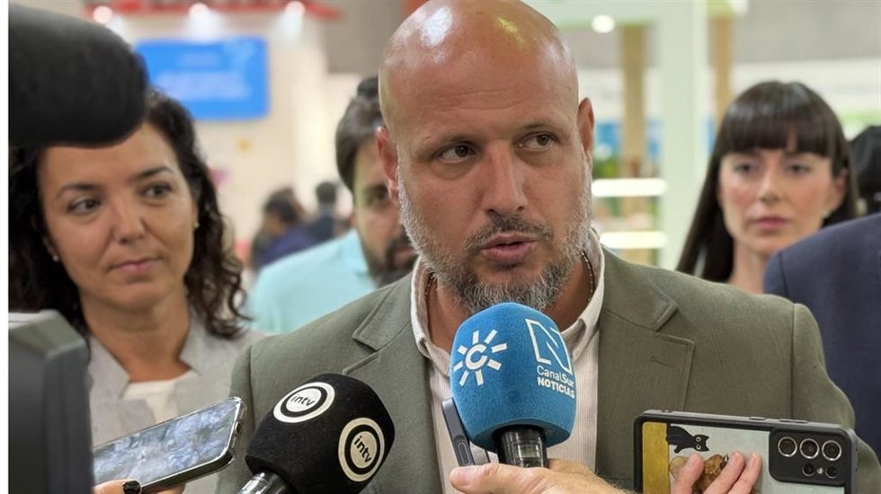 El candidato de Vox por Almería al Parlamento andaluz, Rodrigo Alonso, durante su atención a los medios en la feria agrícola Expolevante, en Campohermoso, en Níjar.