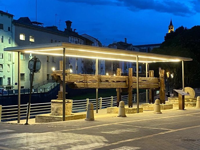 Las obras de restauración de la Prensa de Libra de la calle Las Fuentes se han completado y el monumento luce ahora en perfecto estado, bajo una cubierta protectora que cuenta con sistema de iluminación que realza la pieza en horario nocturno.