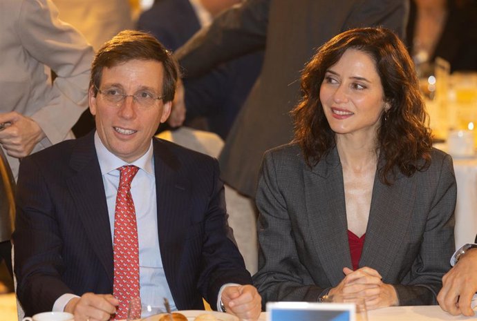 Archivo - La presidenta de la Comunidad de Madrid, Isabel Díaz Ayuso, y el alcalde de Madrid, José Luis Martínez Almeida, durante un desayuno informativo en el Hotel Four Seasons, a 26 de enero de 2026, en Madrid (España).