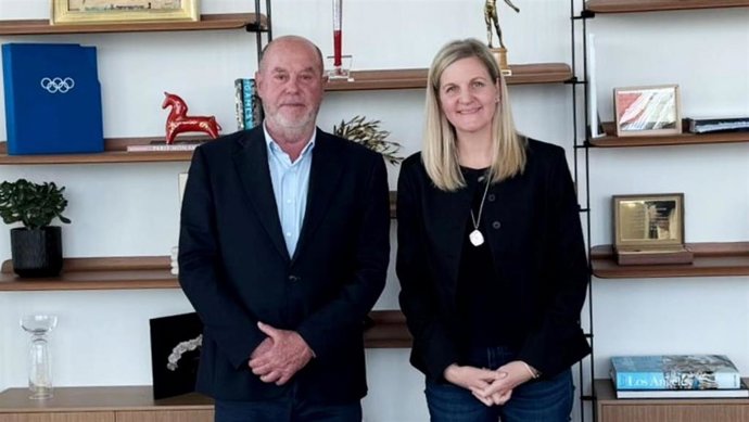 La presidenta del Comité Olímpico Internacional (COI), Kirsty Coventry (dcha), dio la bienvenida al presidente de la WKF, Antonio Espinós, en Lausana (Suiza).