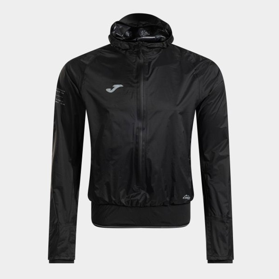 Joma presenta su chubasquero de trail running para correr 'sin límites' bajo la lluvia.