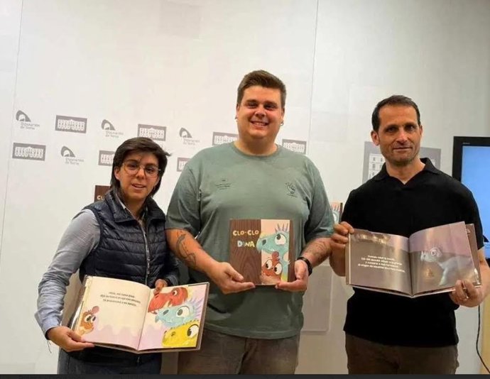 Los ganadores y el diputado Enrique Rubio.