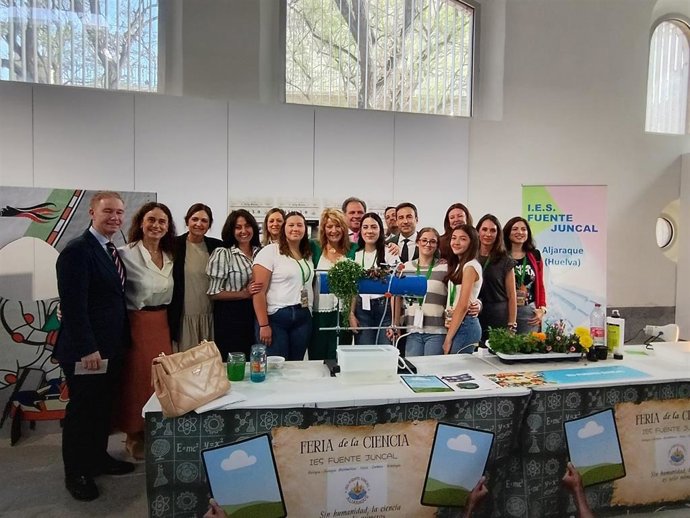 Autoridades en la II Feria de las Ciencias de Huelva.