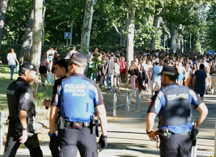 Archivo - Varios policías controlan la multitud de estudiantes tras finalizar las pruebas de la EvAU, a 9 de junio de 2022, en Madrid (España). La Policía Municipal ha organizado un dispositivo con el que un total de cien agentes, así como drones y secció