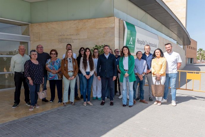 Representantes del PSOE de Almería, a las puertas del Hospital La Inmaculada de Huércal-Overa.