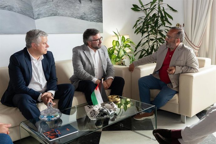 El presidente de la Diputación de Cáceres, Miguel Ángel Morales, se ha reunido con el secretario de la Comunidad Intermunicipal de la Beira Baixa, João Carvalhinho, y con el responsable de Cooperación de esta comunidad, Artur Nunes