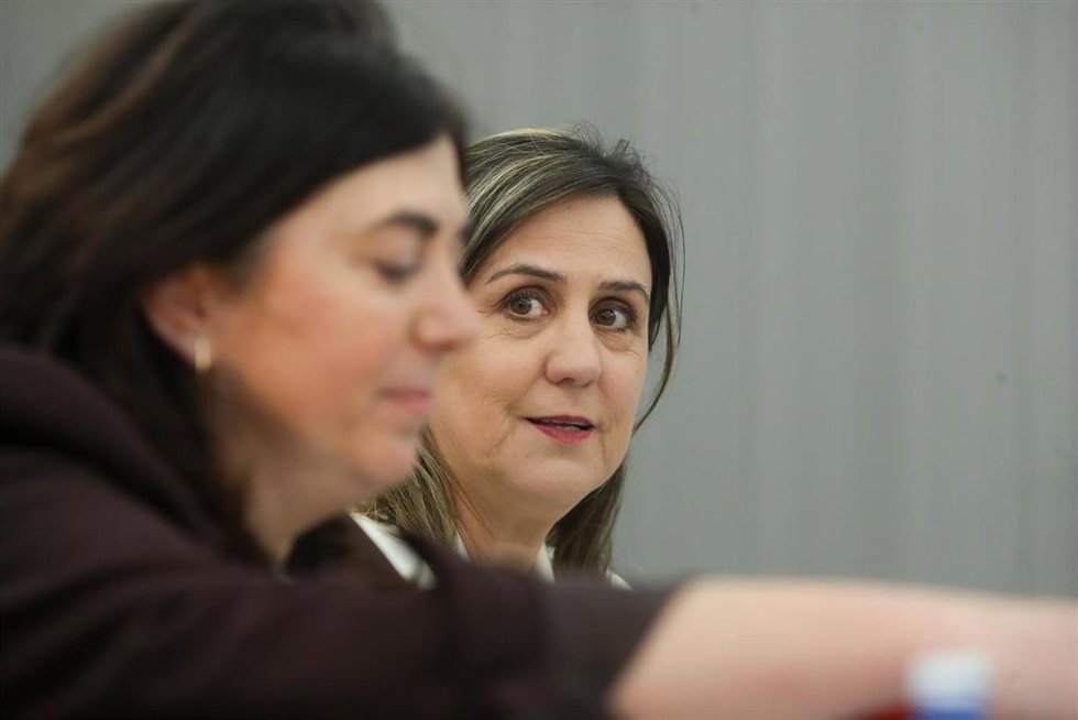 La concejala del PP y futura alcaldesa, Elena Candia (i), y la concejala tránsfuga del PSOE, María Reigosa (d), ofrecen declaraciones a los medios con motivo de la presentación de la moción de censura para arrebatar el gobierno de Lugo al bipartito de PSO