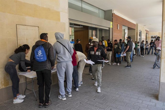 Varias personas hacen cola para la tramitación de su regularización administrativa, a 20 de abril de 2026, en Albacete, Castilla-La Mancha (España). 