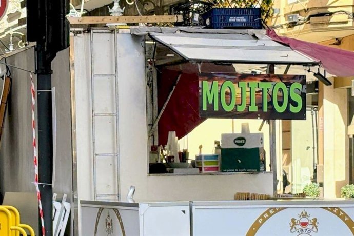 Puesto de venta de mojitos en las Fallas