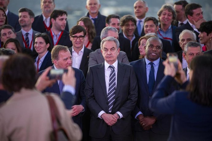 El expresidente del Gobierno José Luis Rodríguez Zapatero (c), durante la celebración de la cena de la Global Progressive Mobilisation (GPM), a 17 de abril de 2026, en Barcelona, Catalunya (España). 