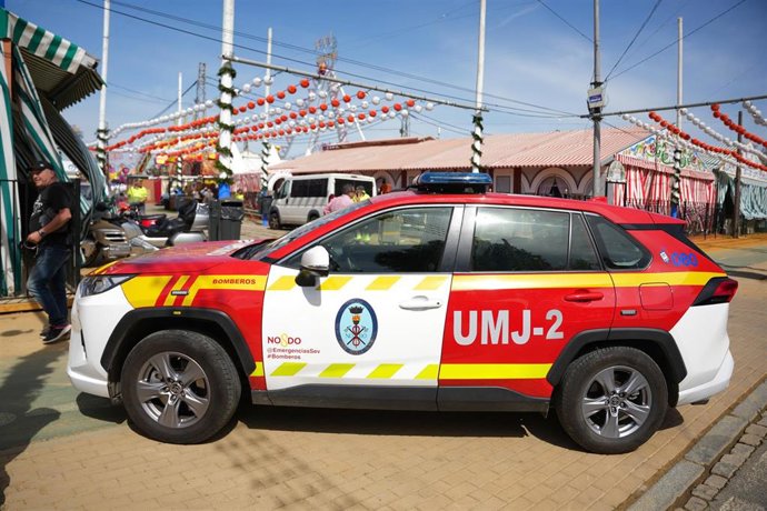 Bomberos de Sevilla realizan una inspección en una caseta de la Feria, en foto de recurso.