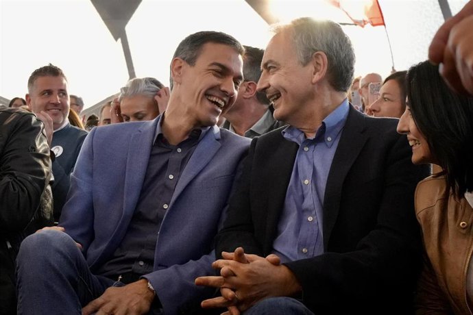 Archivo - El presidente del Gobierno, Pedro Sánchez (i) y el expresidente del Gobierno José Luis Rodríguez Zapatero (d).