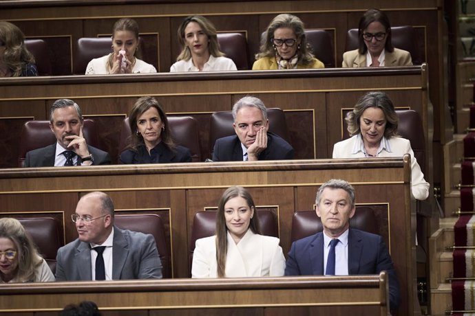 El presidente del PP, Alberto Núñez Feijóo, la portavoz del PP en el Congreso, Ester Múñoz, y el secretario general del Partido Popular, Miguel Tellado,durante una sesión plenaria en el Congreso, a 22 de abril de 2026, en Madrid (España). El pleno del Con