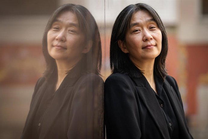 La premio Nobel de Literatura coreana Han Kang, durante una rueda de prensa en el CCCB, a 22 de abril de 2026, en Barcelona, Catalunya (España). Han Kang presenta en Sant Jordi su última novela, 'Tinta y sangre', catalogada como un thriller poético y exis