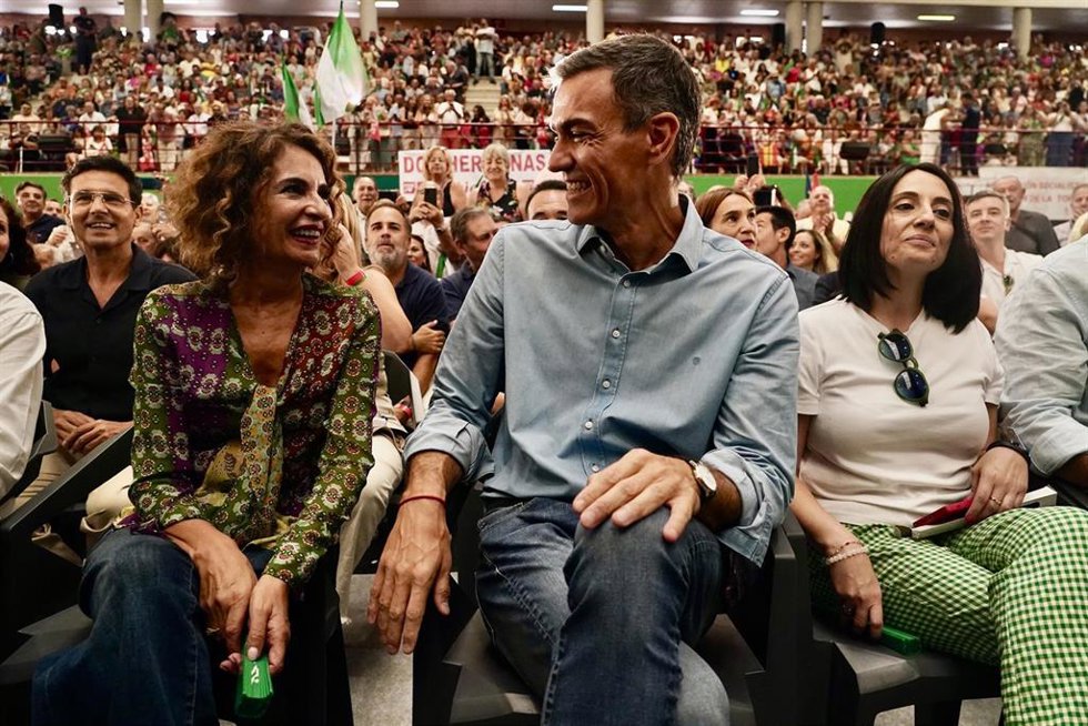 Archivo - El secretario general del PSOE y presidente del Gobierno, Pedro Sánchez, y la candidata a la Junta por el PSOE-A, María Jesús Montero, participan en un acto público del PSOE en Málaga, a 14 de septiembre de 2025. (Foto de archivo).