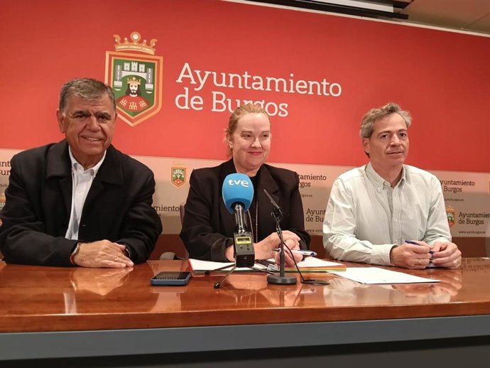 Ayala junto a Juan Manuel Manso y César Barriada para explicar la cesión de 40 autobuses por parte de la Comunidad de Madrid.