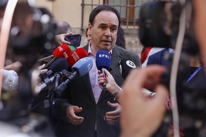 Archivo - Arxiu- El president de la Generalitat Valenciana, Juanfran Pérez Llorca, atén als mitjans