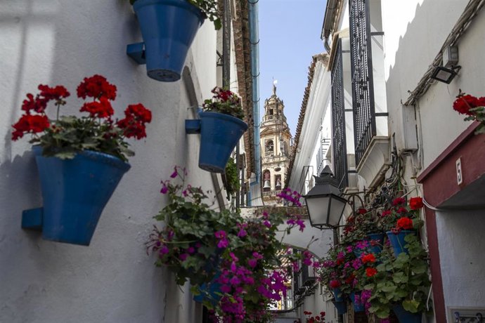 Archivo - Vista de la Calleja de las Flores en Córdoba, Andalucía (España). En pleno barrio de la Judería, cerca de la Mezquita-Catedral de Córdoba se encuentra la calleja de las Flores, una de las visitas más tradicionales, populares y turísticas de Córd