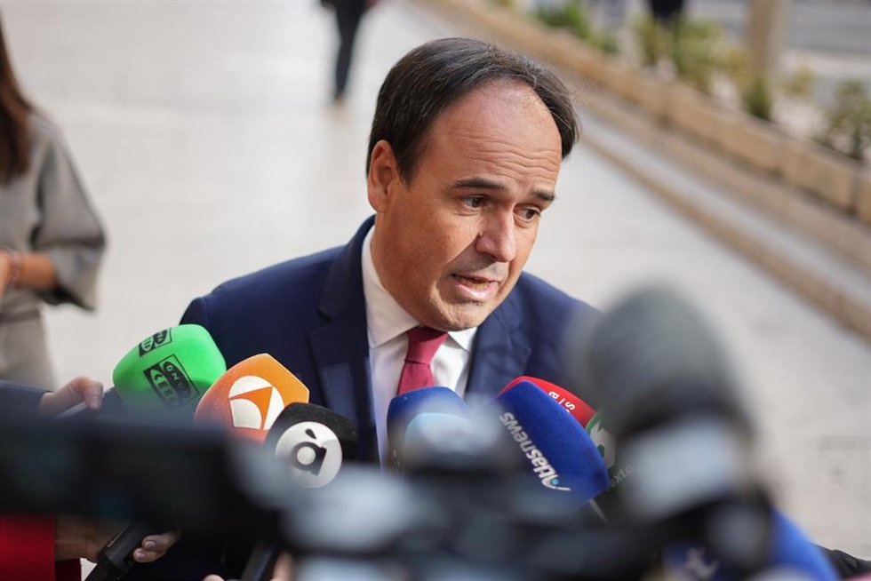 Archivo - El president de la Generalitat Valenciana, Juanfran Pérez Llorca, atiende a los medios
