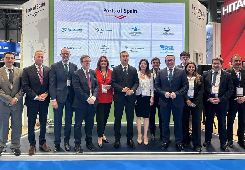 Representantes de varias autoridades portuarias, entre ellas la de Almería, en el estand de Puertos del Estado durante la feria Wind Europe, en Madrid.