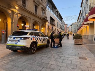Archivo - Policía Local de Huesca en una actuación en el centro de la ciudad.