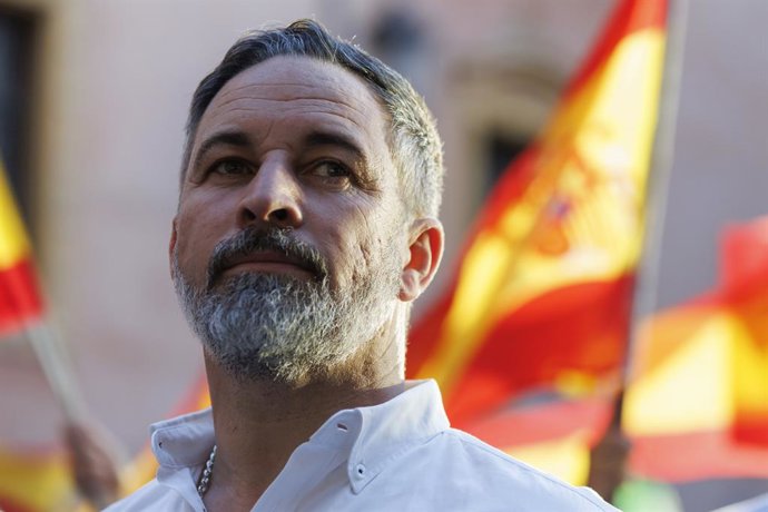 O presidente nacional do Vox, Santiago Abascal, discursa na Praça das Pasiegas, em Granada. 16 de abril de 2026, em Granada, Andaluzia (Espanha). O presidente nacional do Vox, Santiago Abascal, chegou esta tarde à capital granadina para res