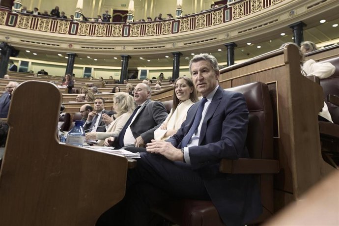 El presidente del PP, Alberto Núñez Feijóo, la portavoz del PP en el Congreso, Ester Múñoz, y el secretario general del Partido Popular, Miguel Tellado,durante una sesión plenaria en el Congreso, a 22 de abril de 2026, en Madrid (España). 